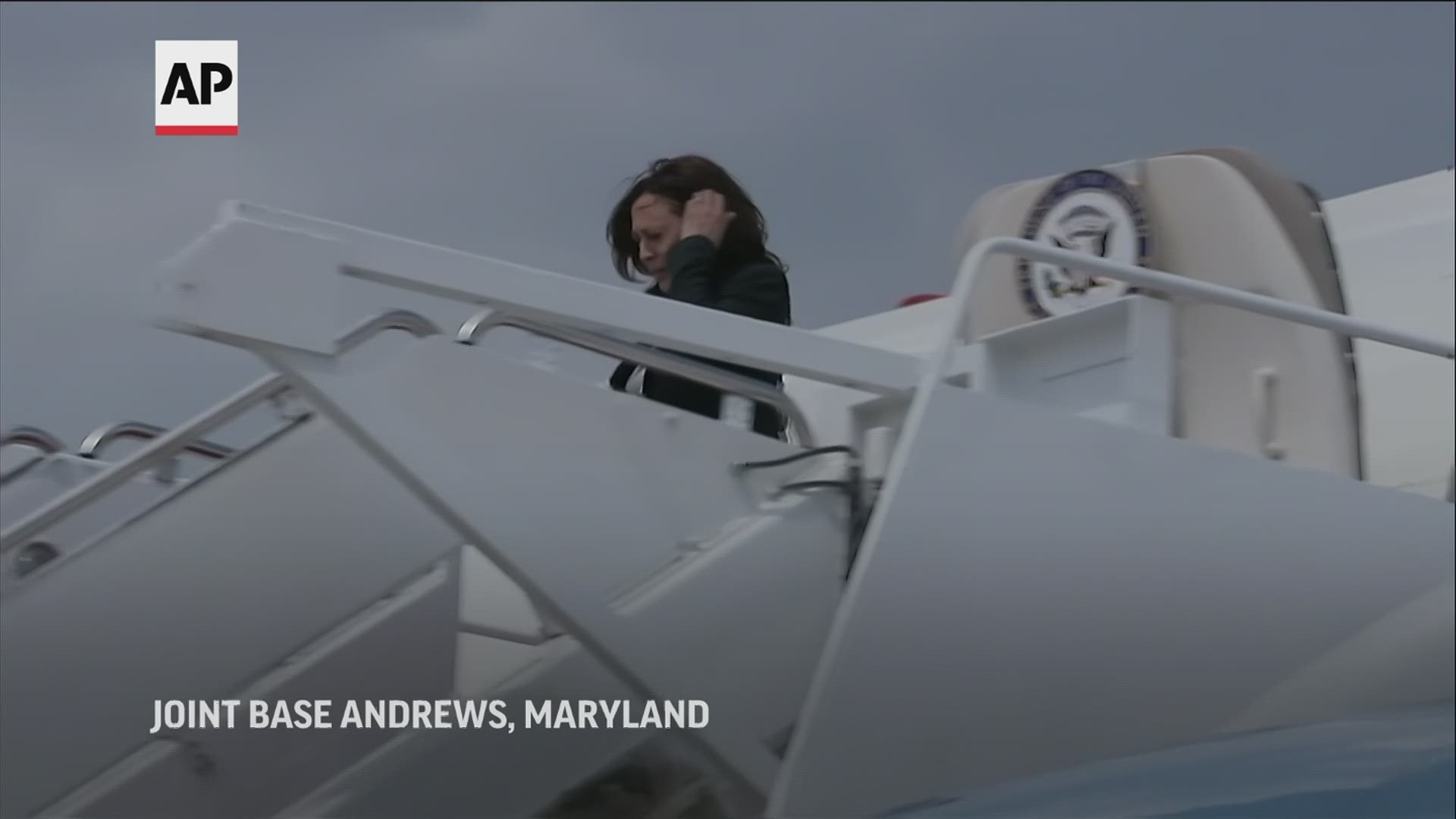 Kamala Harris plane forced to return over 'technical issue ...