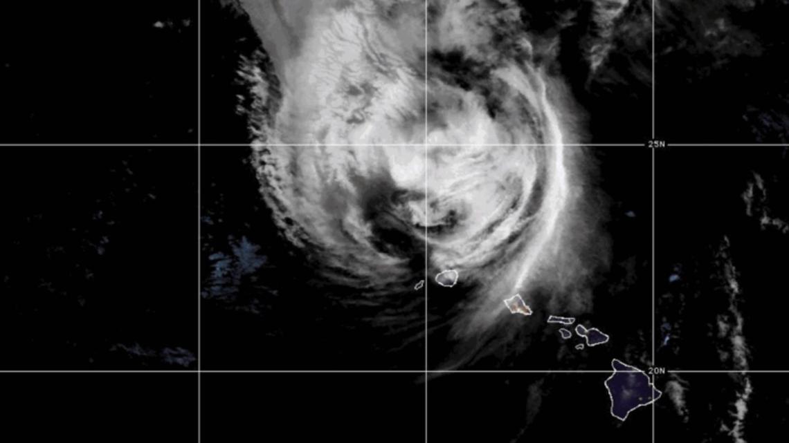 Hurricane Lowell Lashes Western Hawaii With Fierce Winds and Heavy Rain