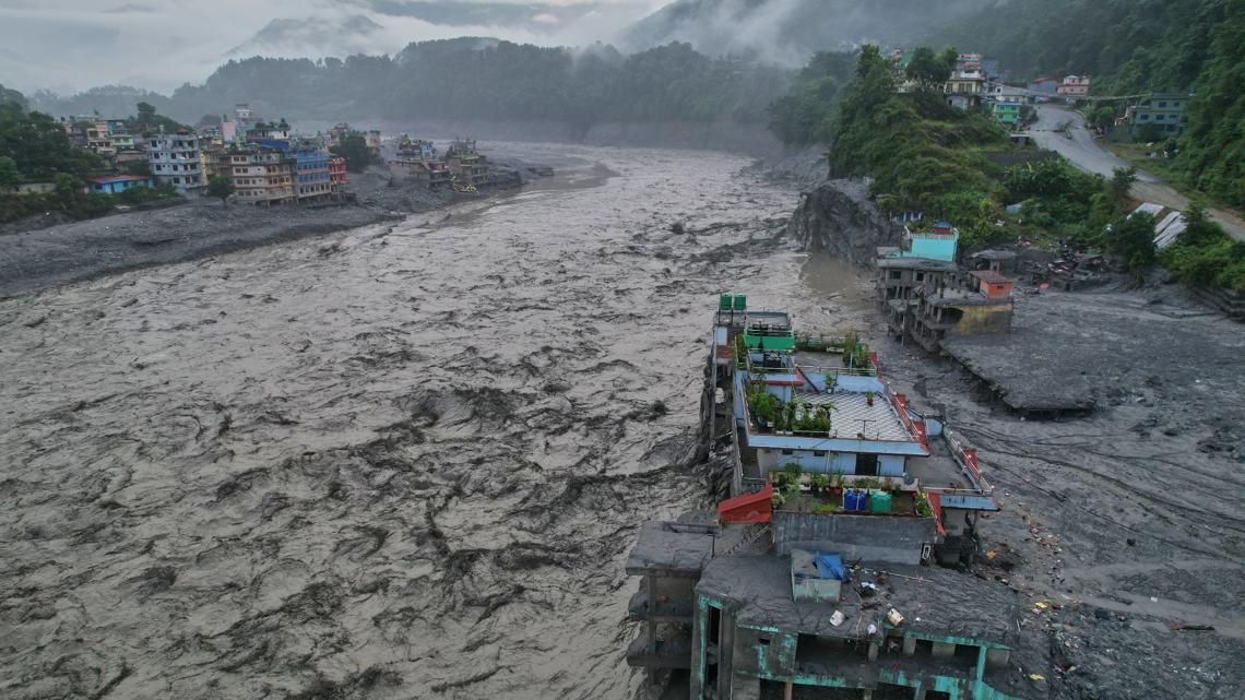 Nepal-Tibet Floods Kill 950; Hundreds Feared Trapped in Tunnels