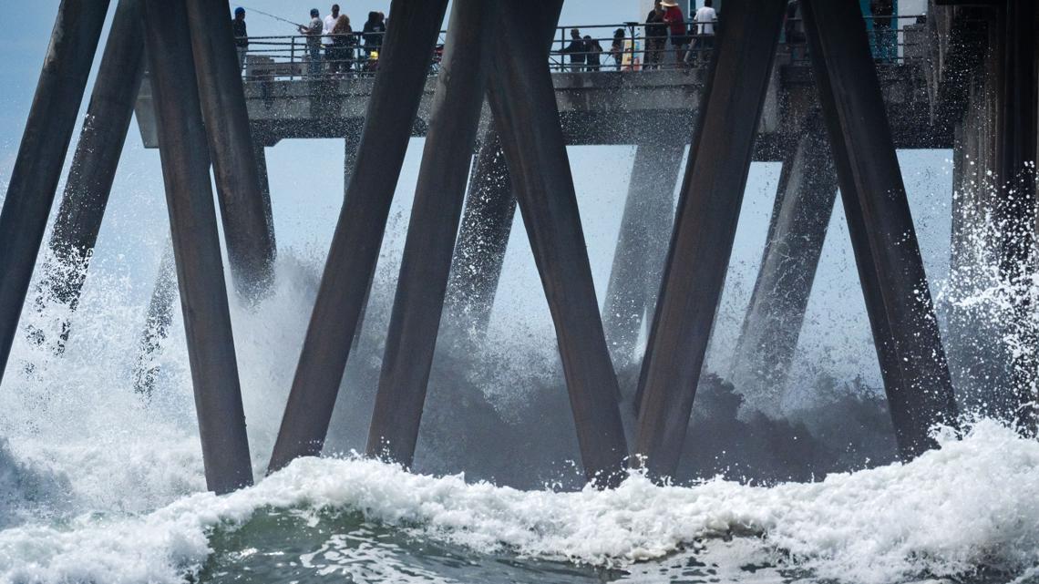 Hurricane Lowell Lashes Western Hawaii With Fierce Winds and Heavy Rain