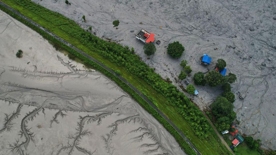 Nepal-Tibet Floods Kill 950; Hundreds Feared Trapped in Tunnels