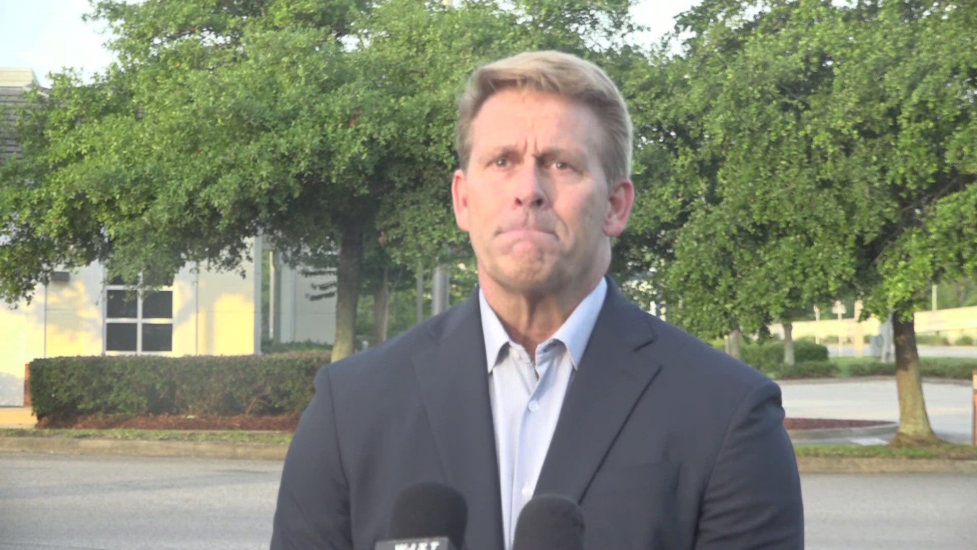 Crash on Beach Blvd. kills man after car hits tree | firstcoastnews.com