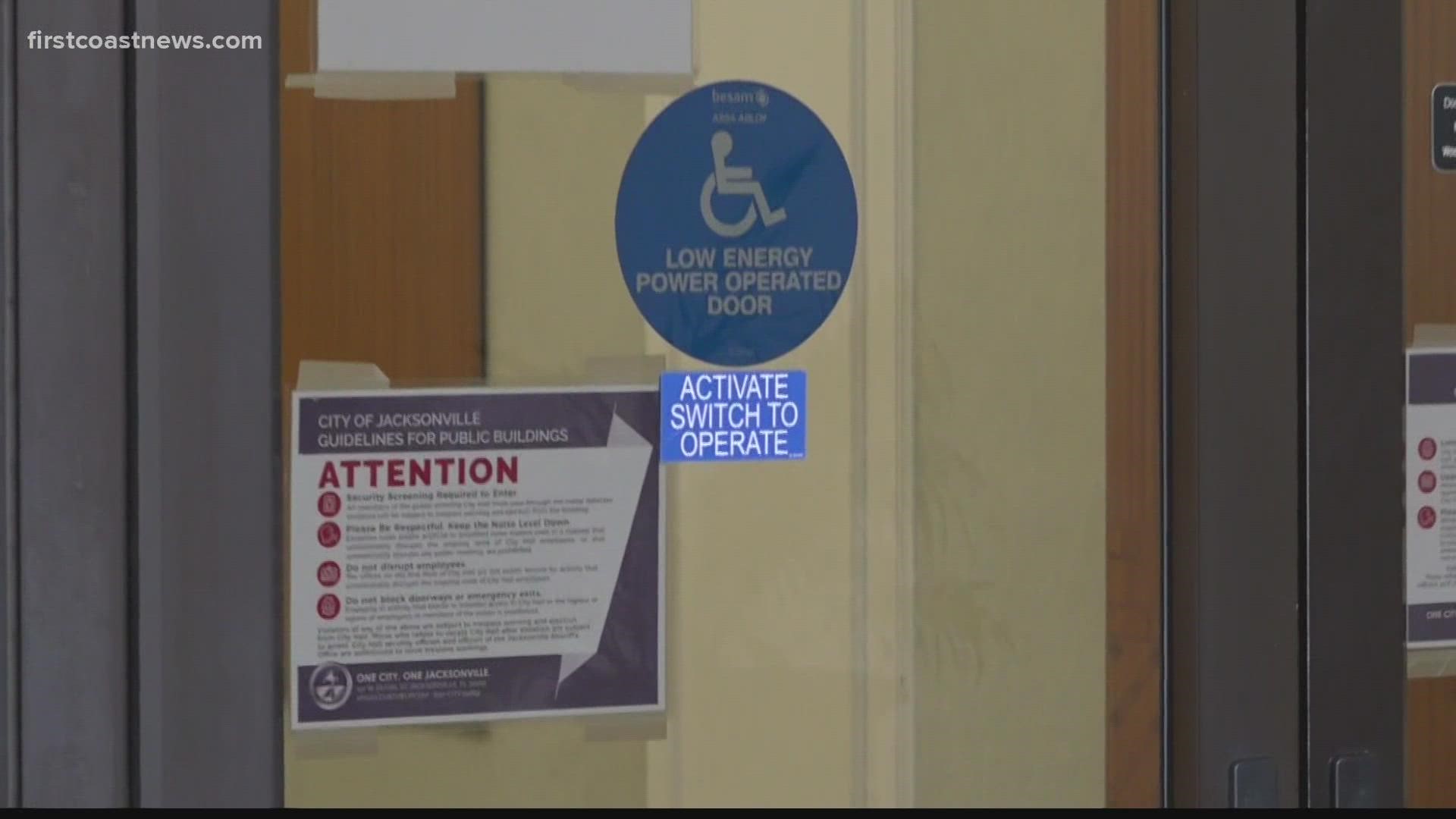 New sign stops people from going beyond 1st floor in city hall