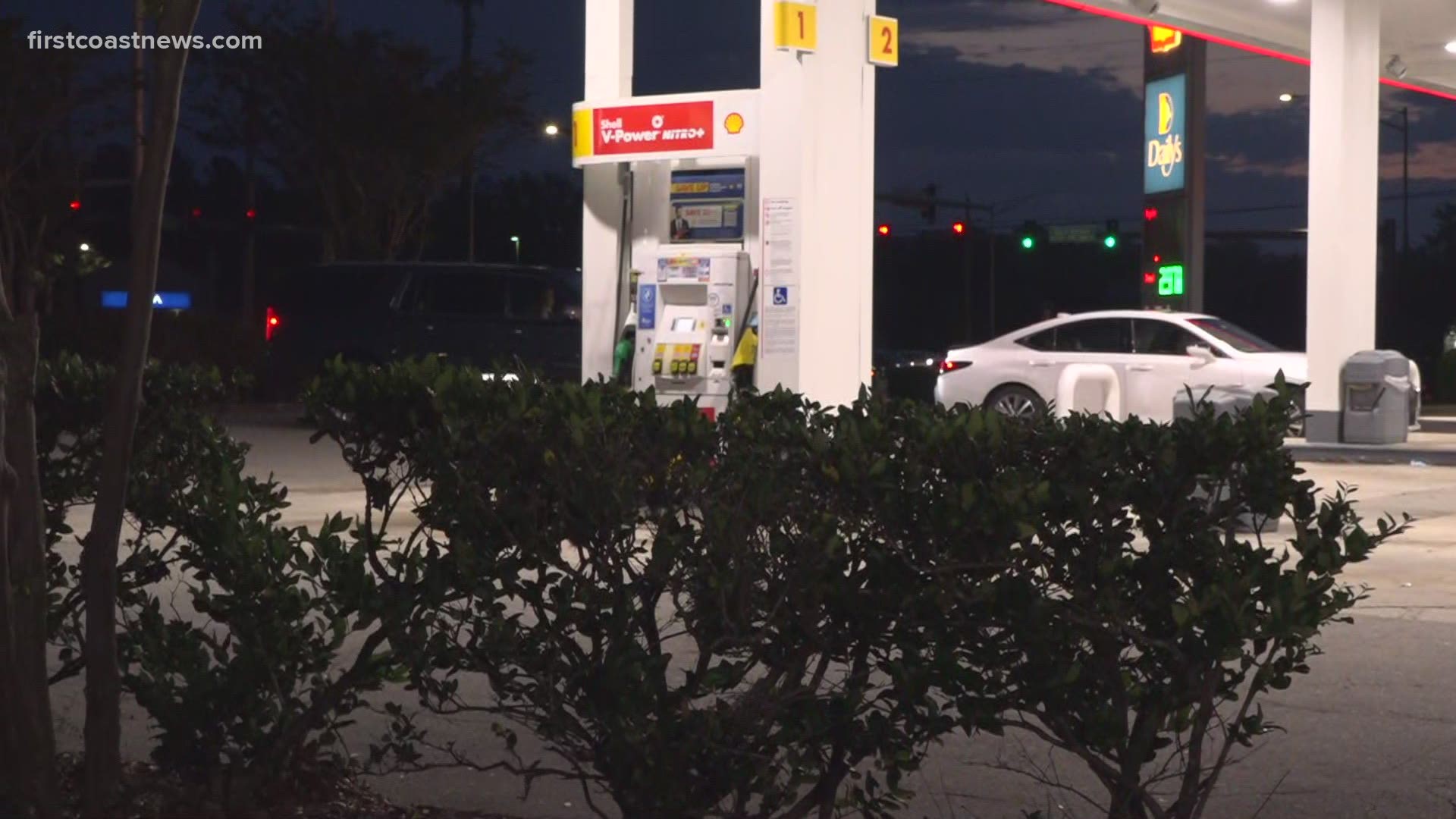 A computer hack is causing people to rush to the pumps out of fear of a gas shortage, however, experts say the Colonial Pipeline has no impact on supply in Florida.