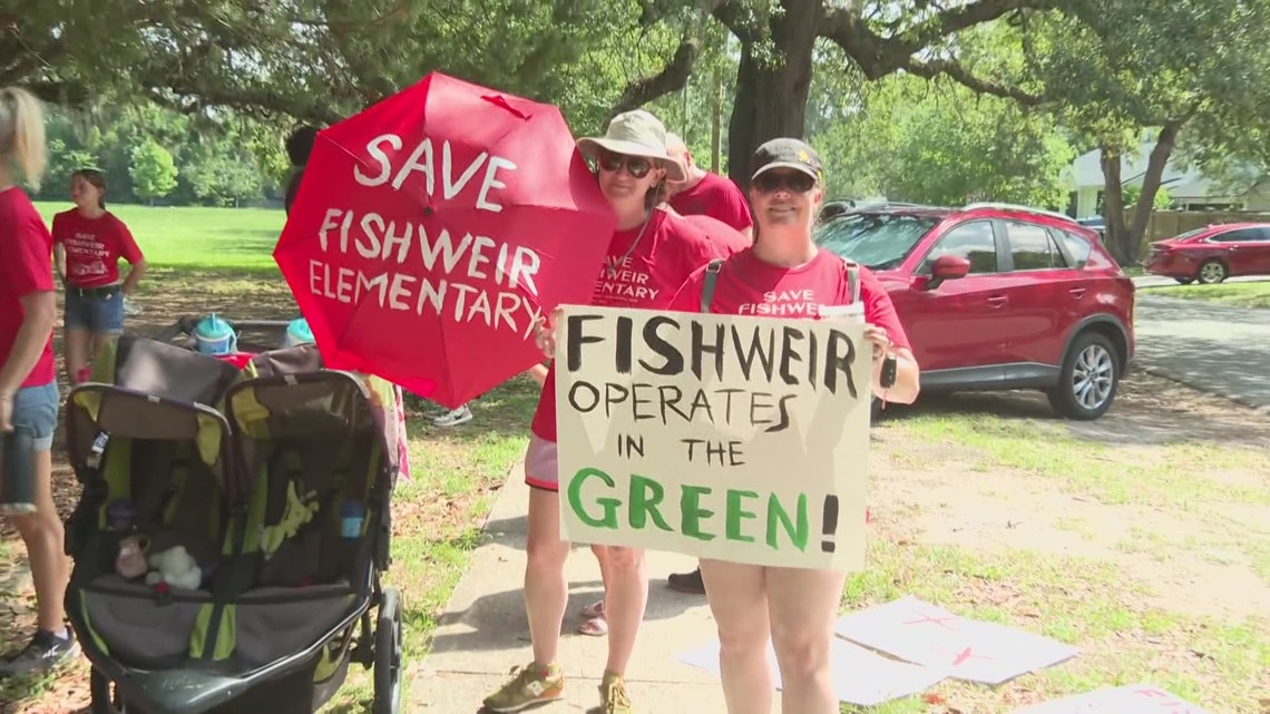 Parents of Fishweir Elementary protest school consolidation - Vimarsana News