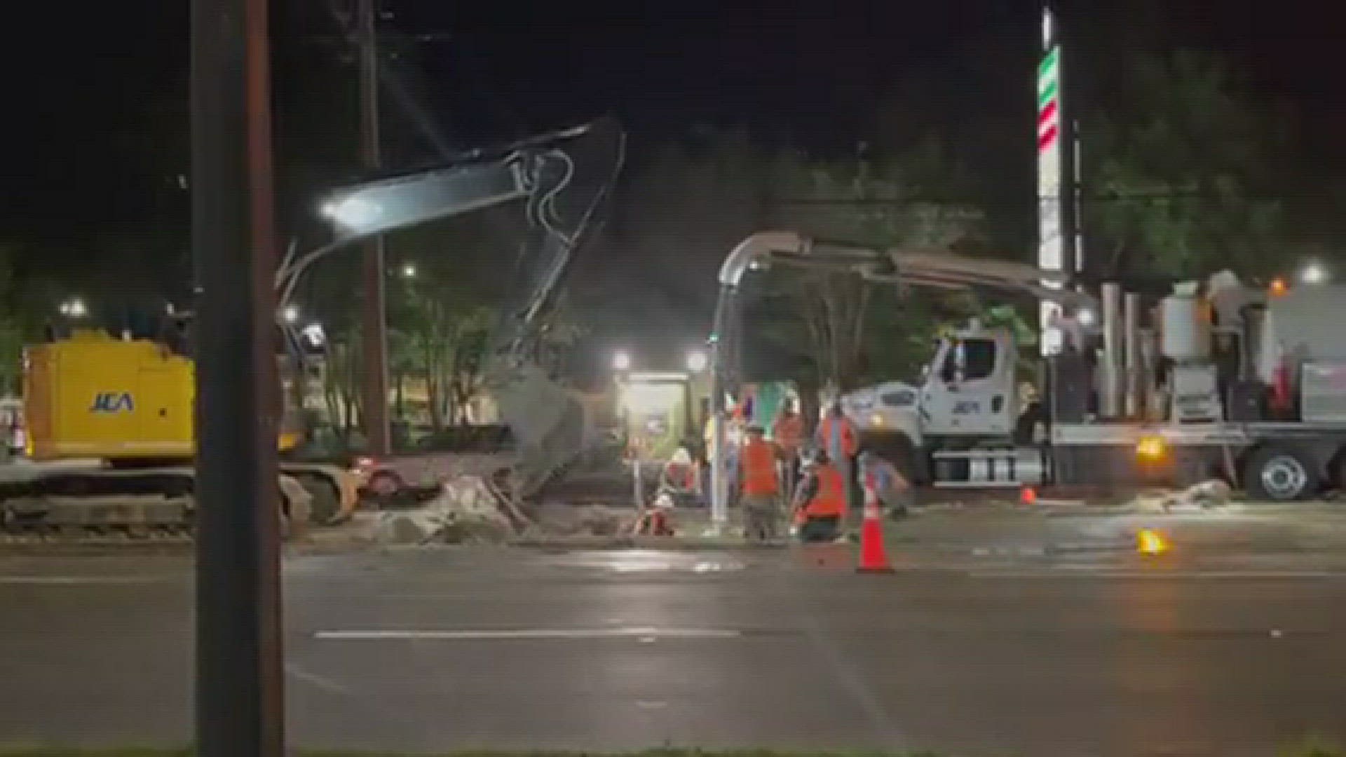 JEA crews working to repair water main break on San Jose Boulevard.
Credit: Renata Di Gregorio