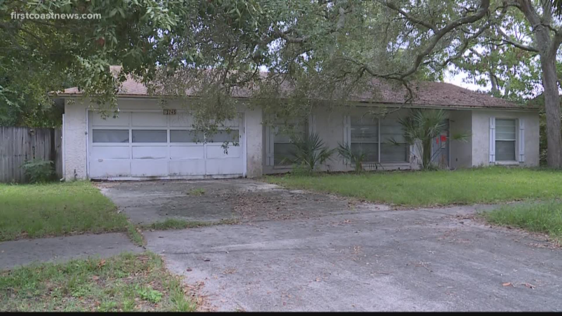 The residents of Isle of Palms South want something done about an abandoned, rat-infested home that has become an eyesore.