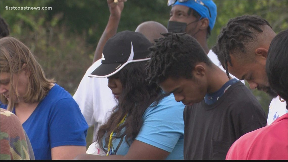 Jacksonville violence prevention groups take to the streets