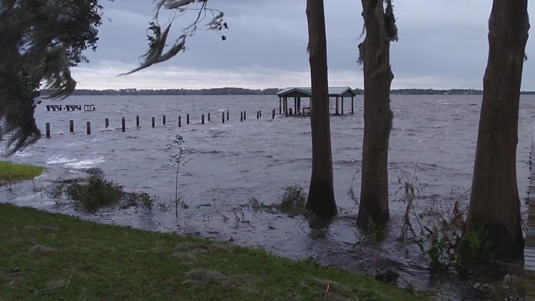 4:30 high tide on St Johns River north of Palatka. Neighbors flooded.