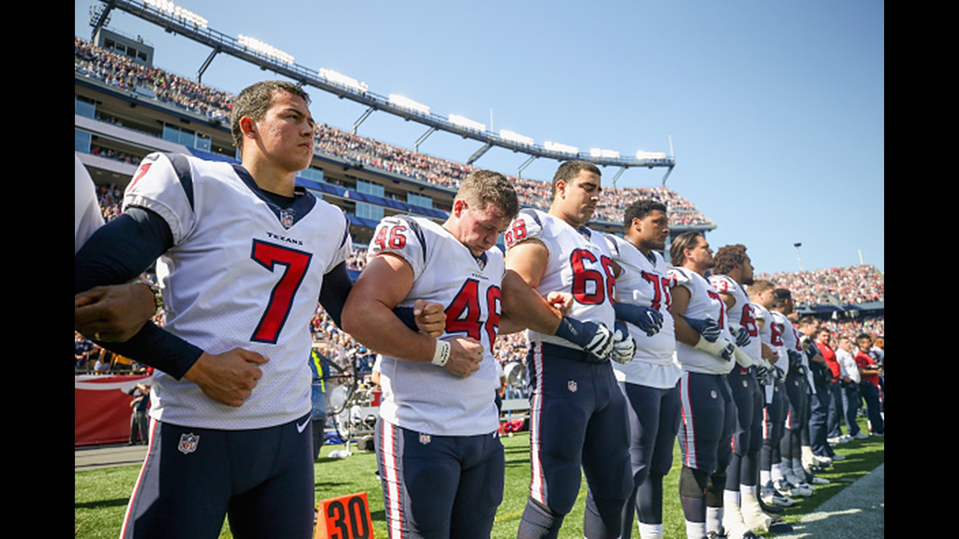 PHOTOS NFL players take a knee