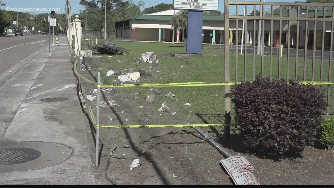 Neighbor reacts to car crash in front of elementary school - Vimarsana News