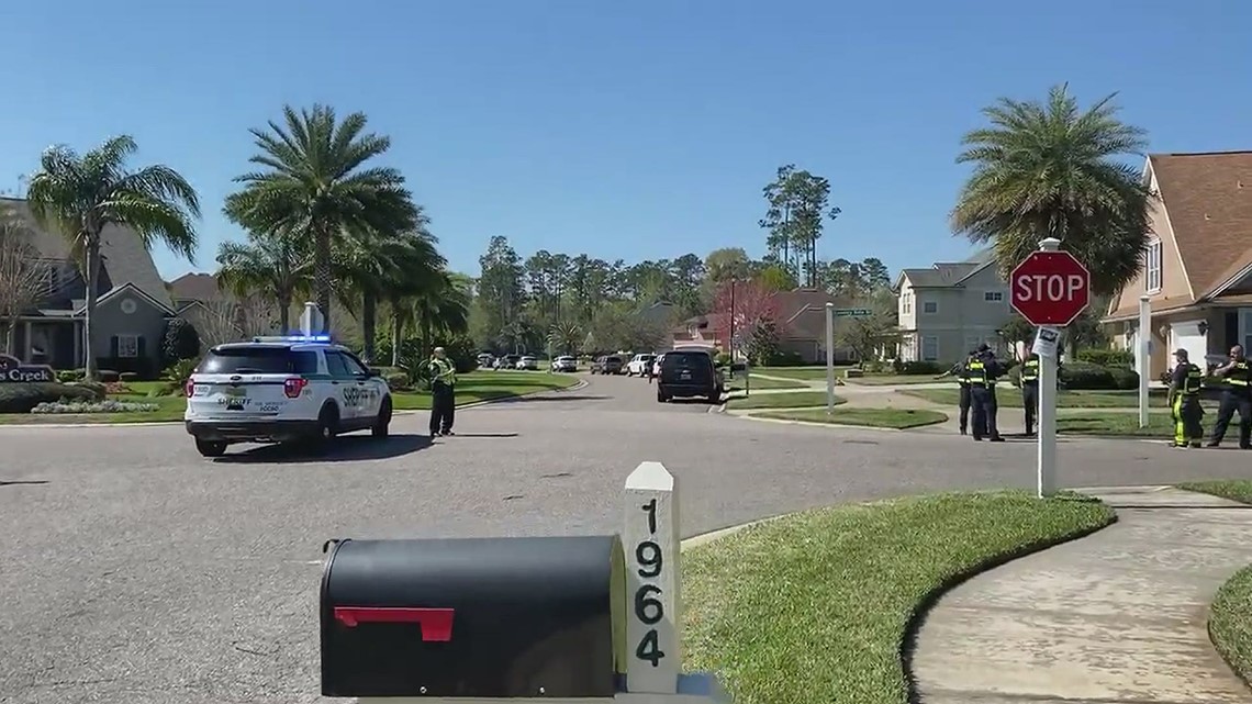 Clay County SWAT responding to barricaded man inside Fleming Island home - Vimarsana News
