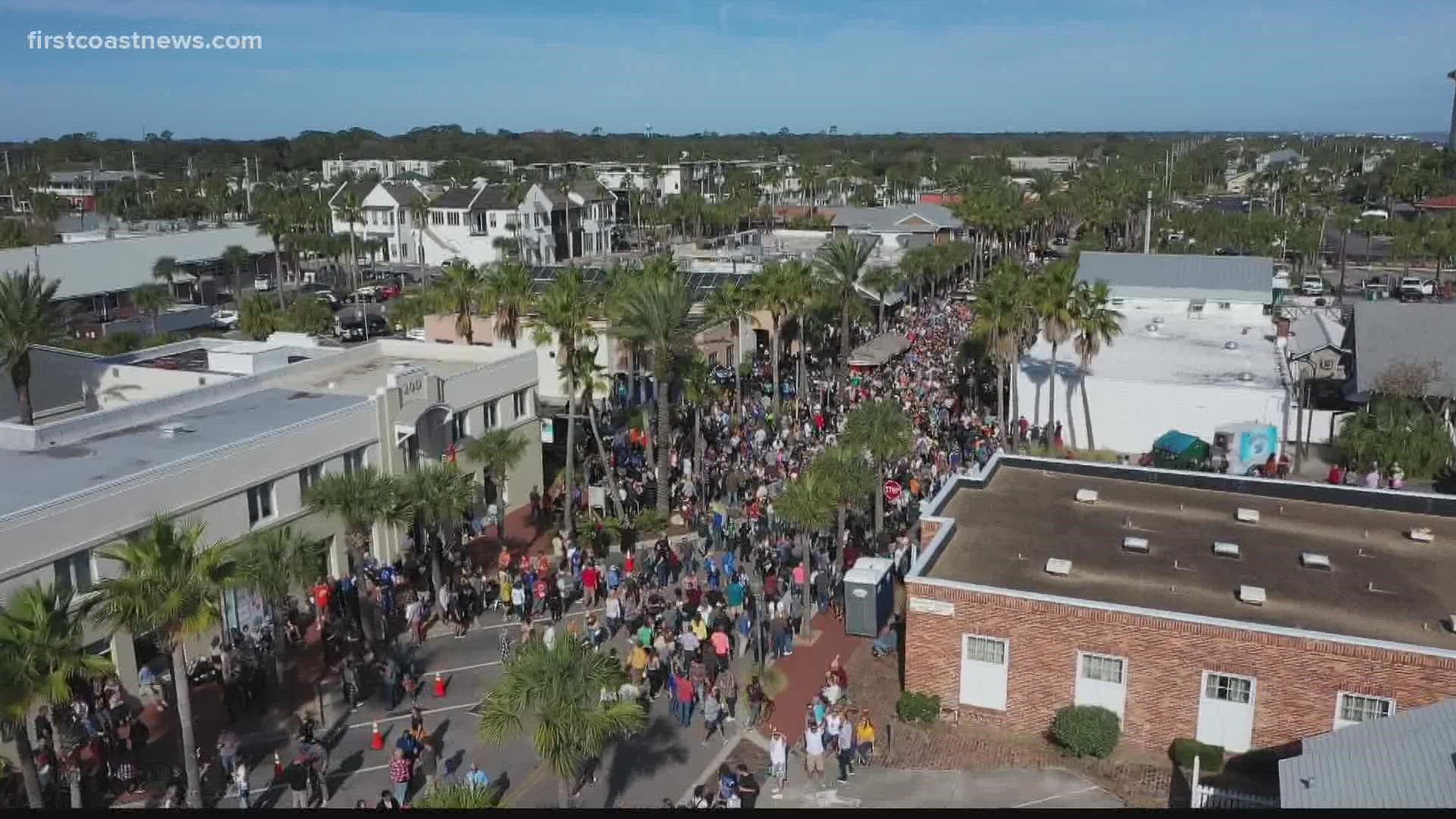 Crowds gather for annual Thanksgiving tradition at Pete's Bar in Neptune Beach