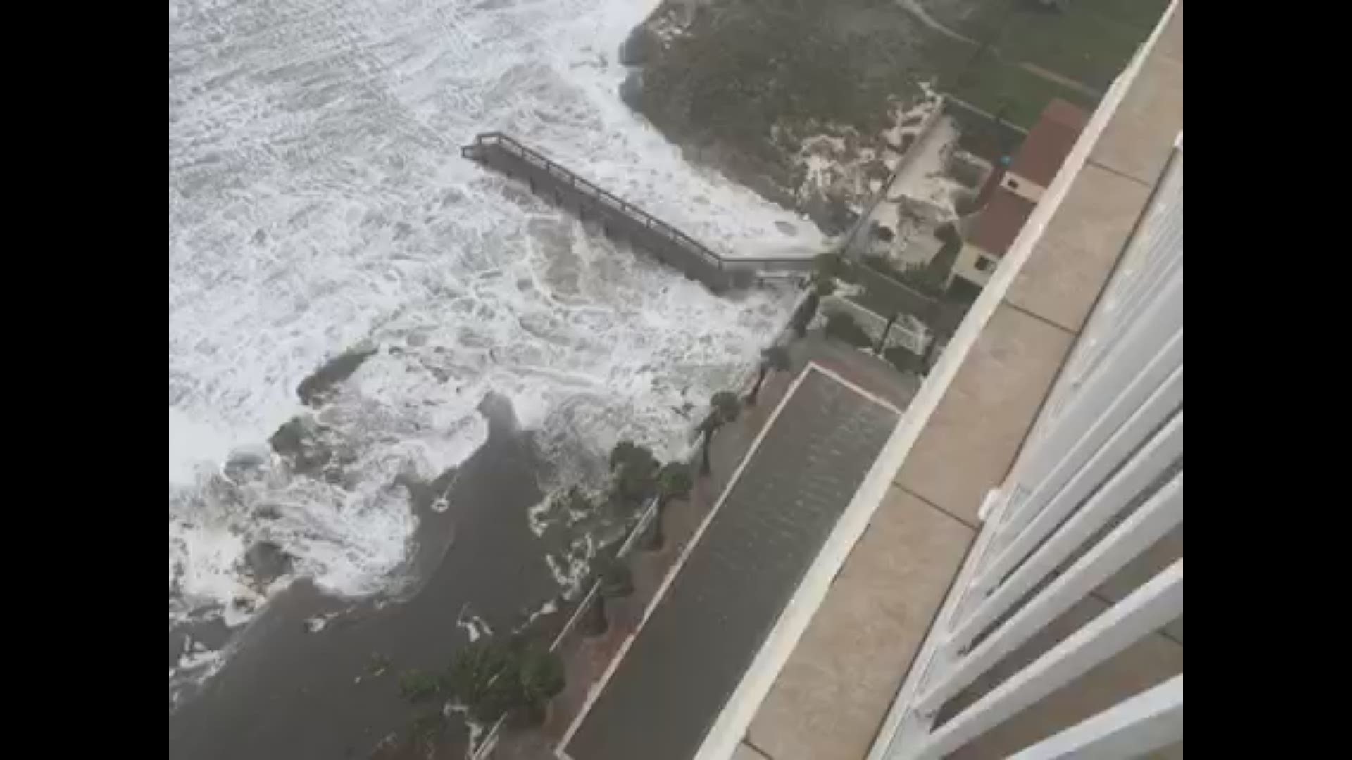 The scene at Jacksonville Beach as Hurricane Matthew heads toward the First Coast.  (Video: CURTIS DVORAK )
