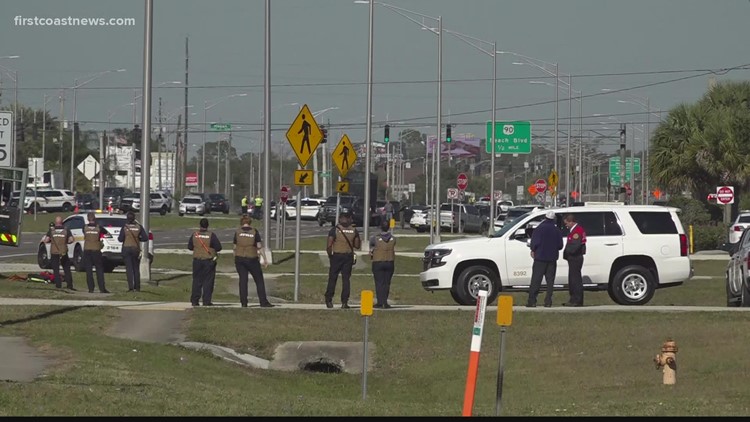 Después de un tenso enfrentamiento con la policia en el Southside de Jacksonville, un sospechoso armado fue detenido por un K9