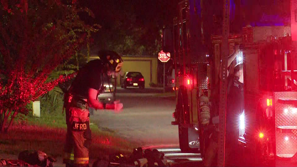 Woman dead in house fire in Jacksonville, 1 woman injured