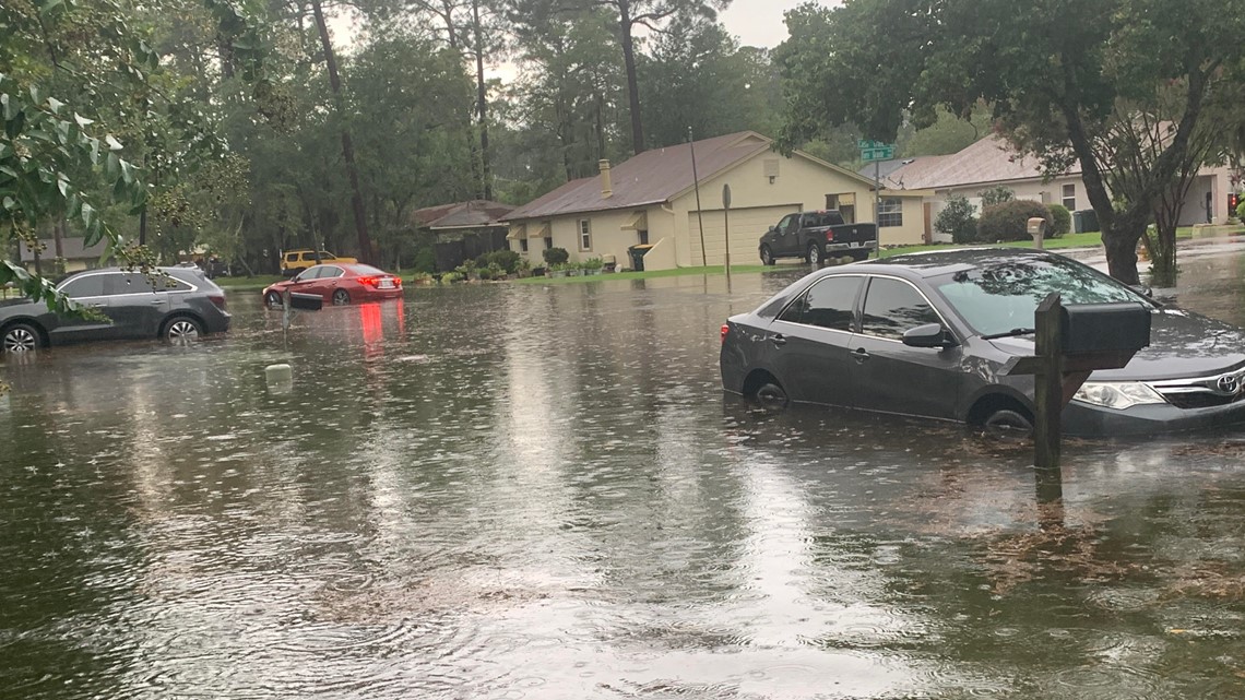 Heavy rain causes flashflooding in Jacksonville neighborhood