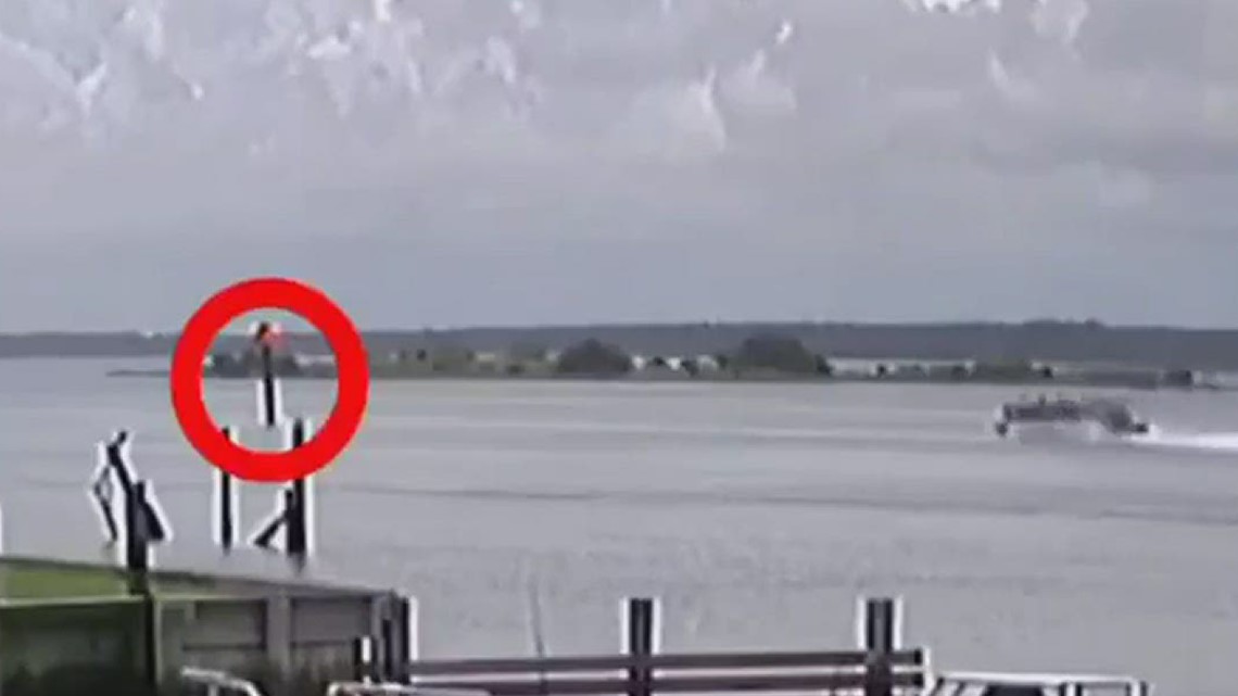 Video Boat absolutely destroys channel marker in North Florida
