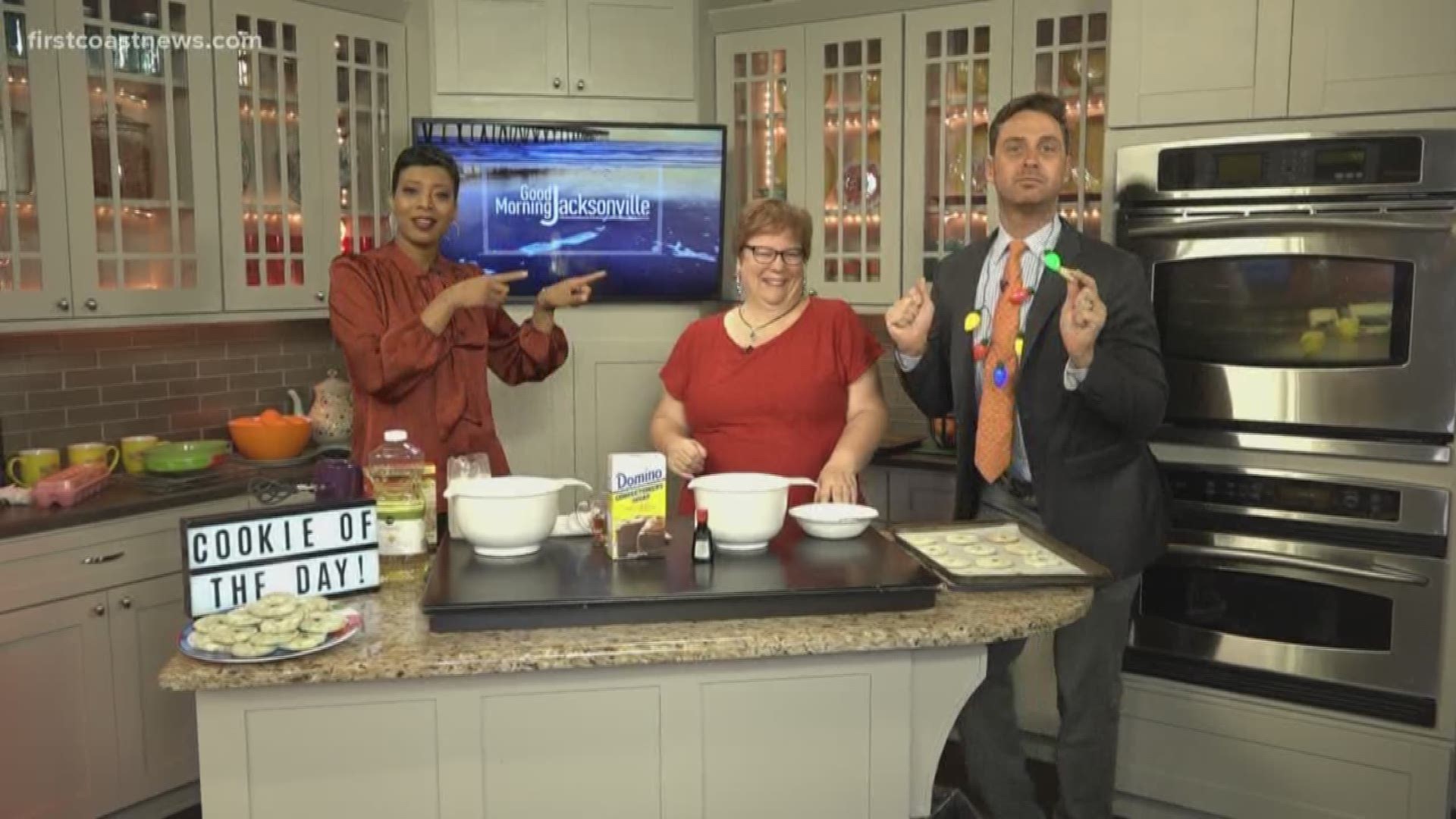 Lori Dorman shows how to make easy Christmas cookies just in time for the holidays.