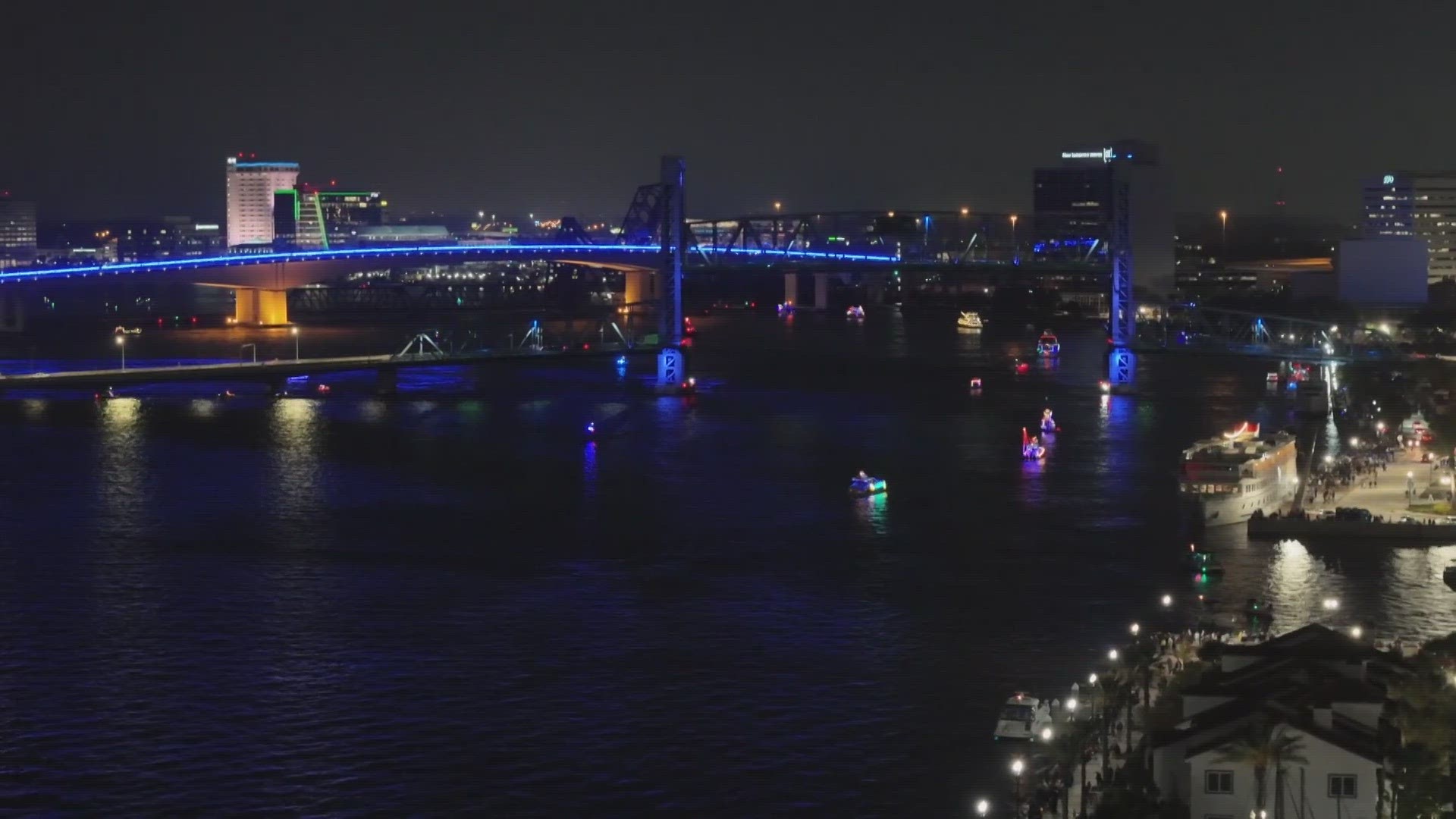 Sailing from the Northbank Riverwalk to the Fuller Warren Bridge, boats of all shapes and sizes lit up the water and sky, covered with decorative lights.