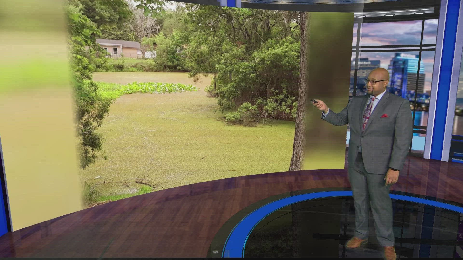Who is responsible for cleaning the pond if there is no HOA?