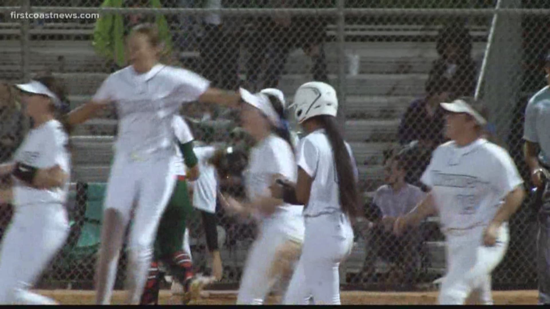 Nationally-ranked Oakleaf needed extra innings, but they escape with a 4-3 win over previously unbeaten Mandarin.