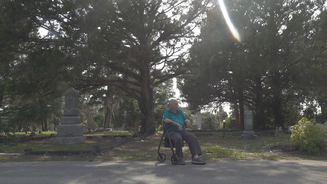 Jacksonville man can't find relatives' headstones