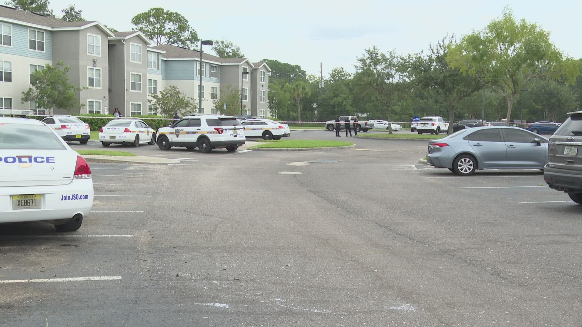 The Jacksonville Sheriff's Office says a man in his mid-30s died Wednesday afternoon after he was shot in broad daylight on Lenox Avenue.