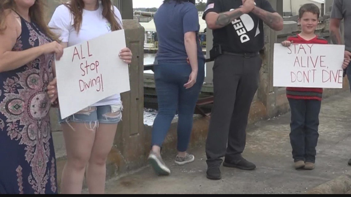 'Stay alive don't dive' | Families held signs chanting at institute where two students drowned - Vimarsana News