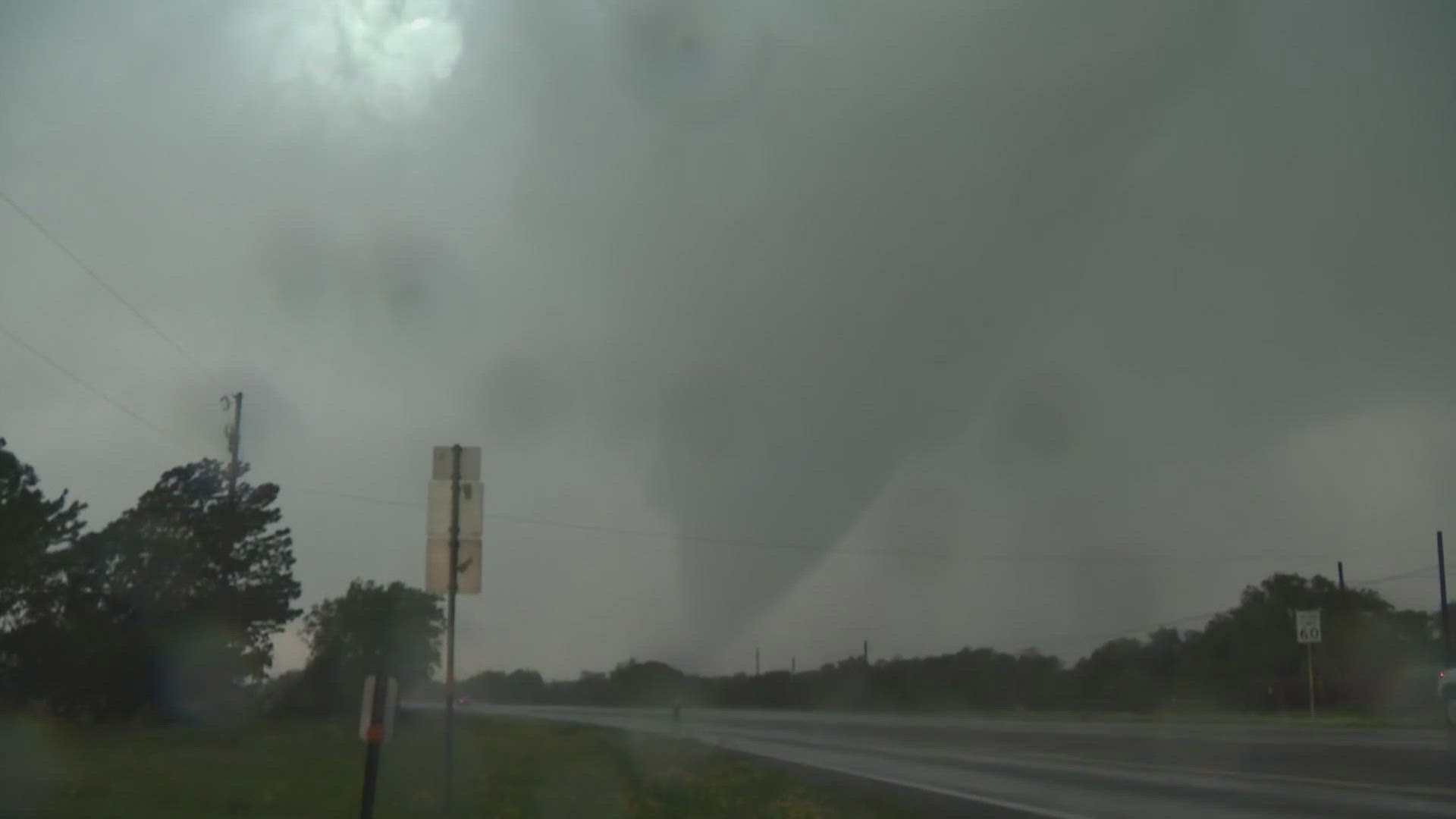 その他 XNET Tornado Tornado caught on camera during severe weather outbreak in Central