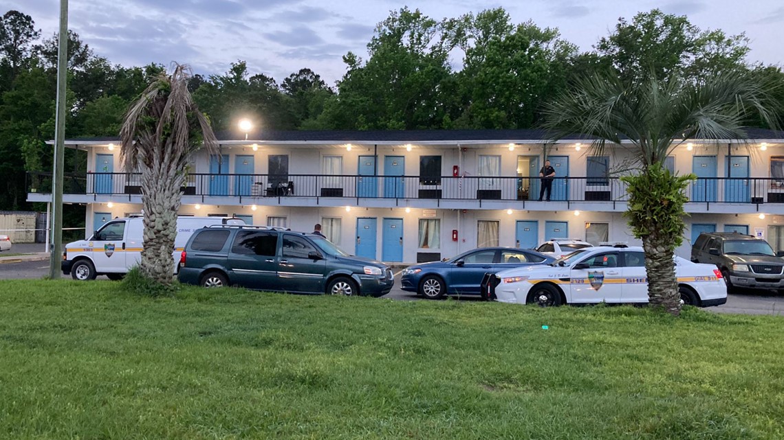 Jacksonville police searching for gunmen after man shot at Southside motel - Vimarsana News
