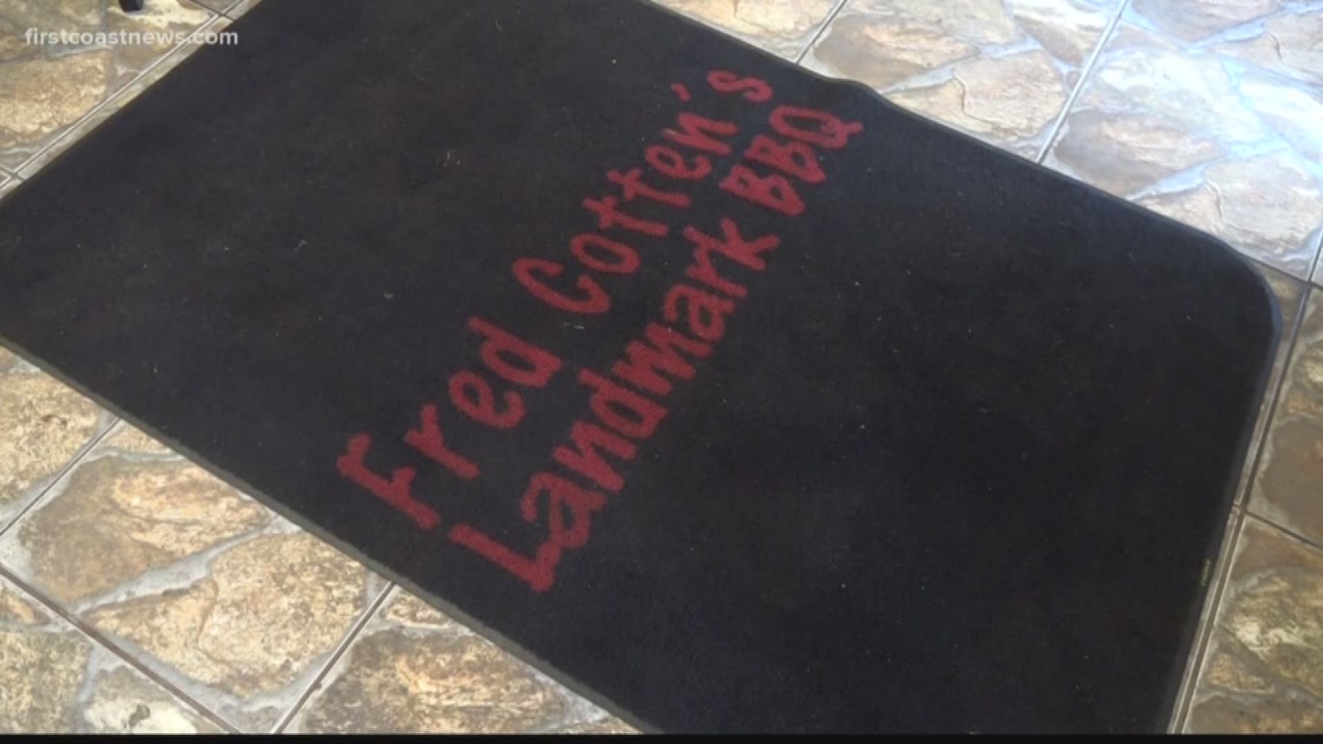 A Jacksonville restaurant is stepping up to show their support for a law enforcement family who now has to experience Christmas without a mother.