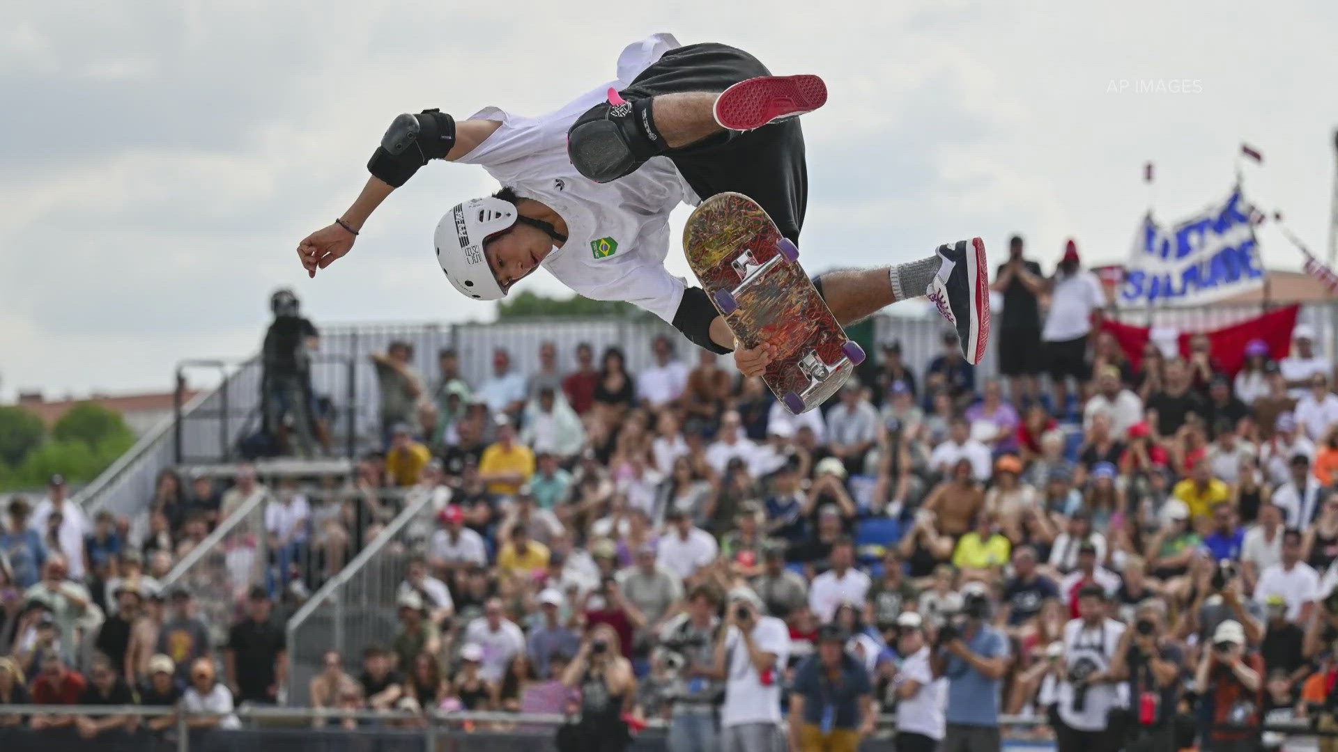 In park, skateboarders have three 45-second runs to give five judges their best tricks. In street skateboarding, athletes get two 45-second runs.