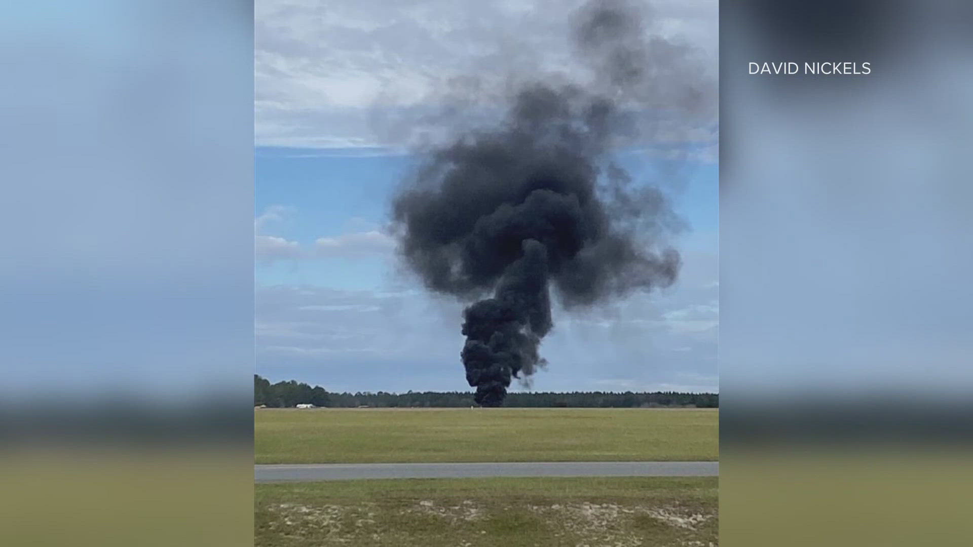 The pilot of a small acrobatic plane died Saturday morning after crashing at Keystone Heights Airport in Starke, according to Bradford County Sheriff Gordon Smith.