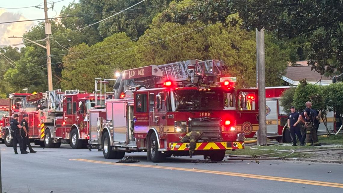 JFRD: 7 displaced, 1 critically injured in Durkeeville house fire