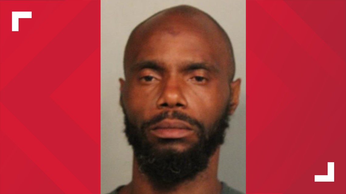 Circle K employees halt robbery, wrestle suspect to the ground - Vimarsana News