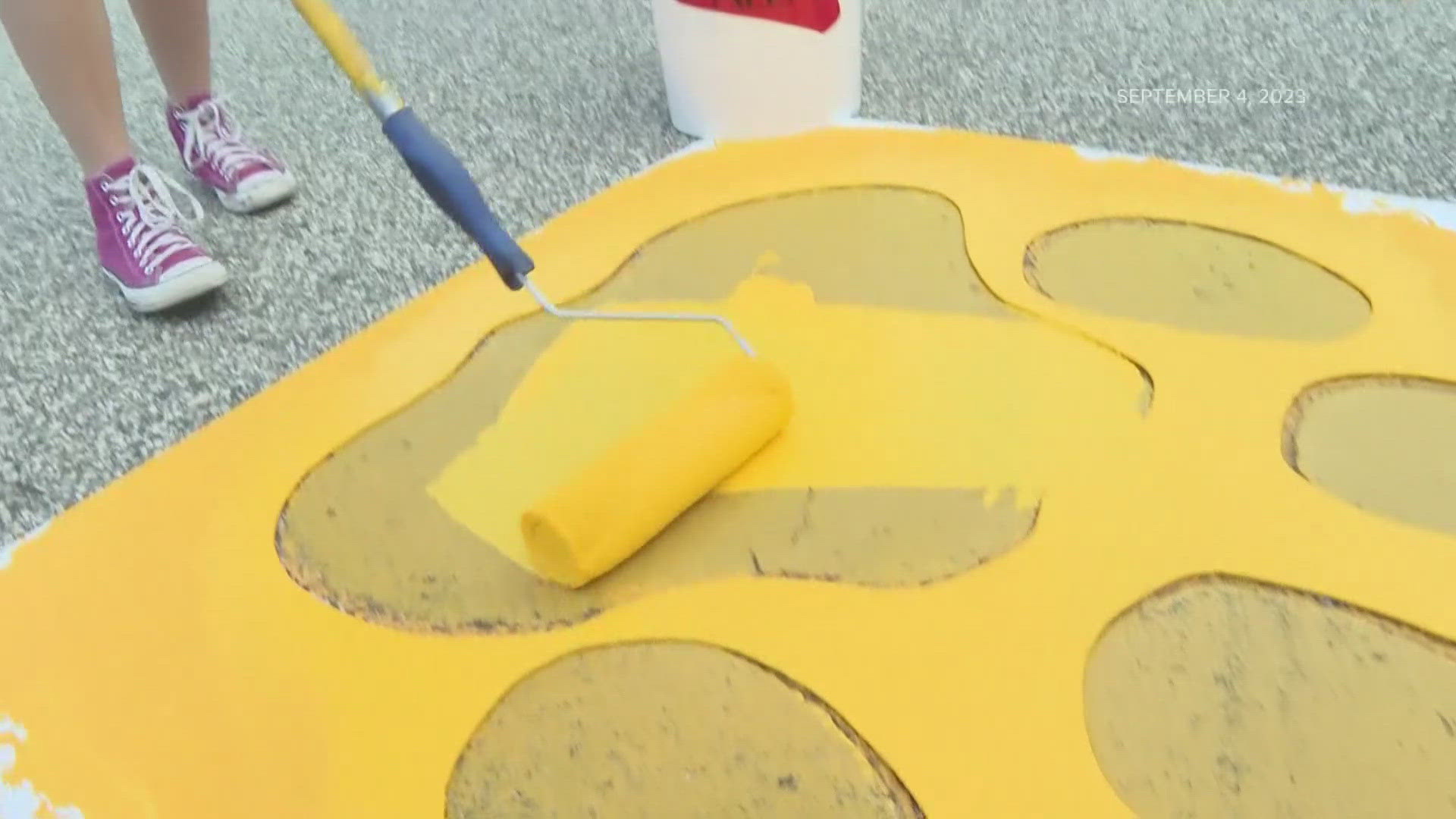 Instead of keeping up with Jacksonville's 30 year tradition, the state painted over the paw prints leading up to the Everbank Stadium two days ahead of opening game.