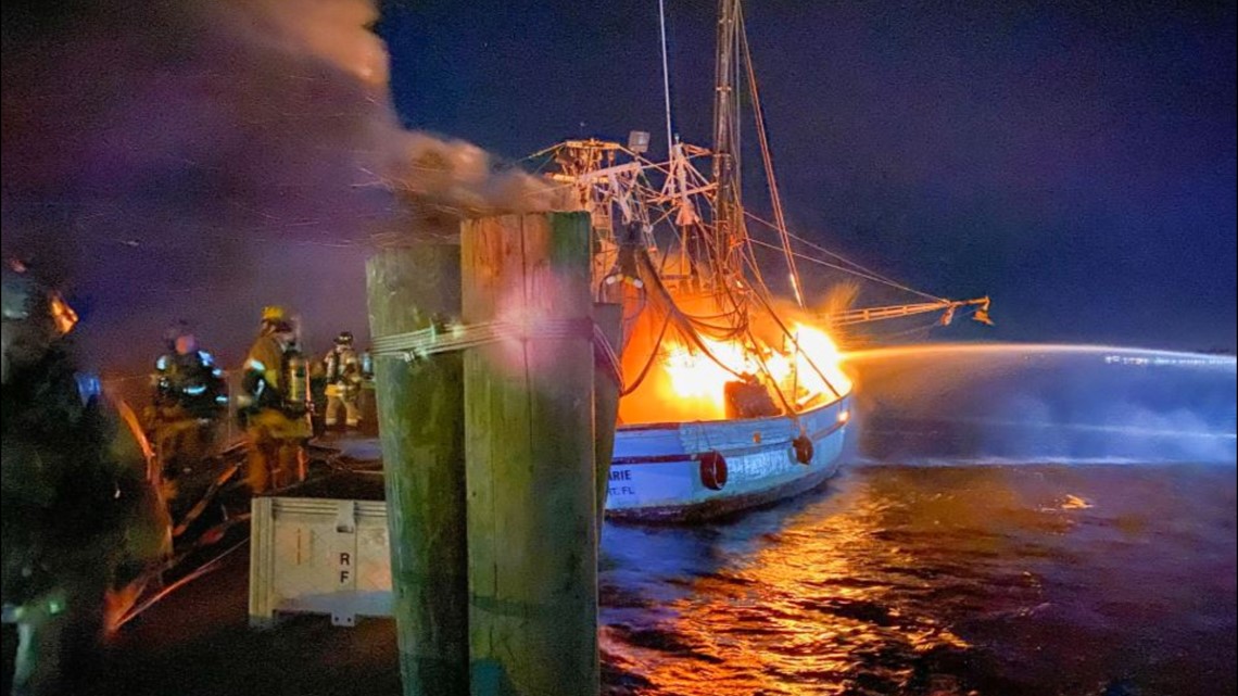 Two boats catch fire in Jacksonville, one sinks