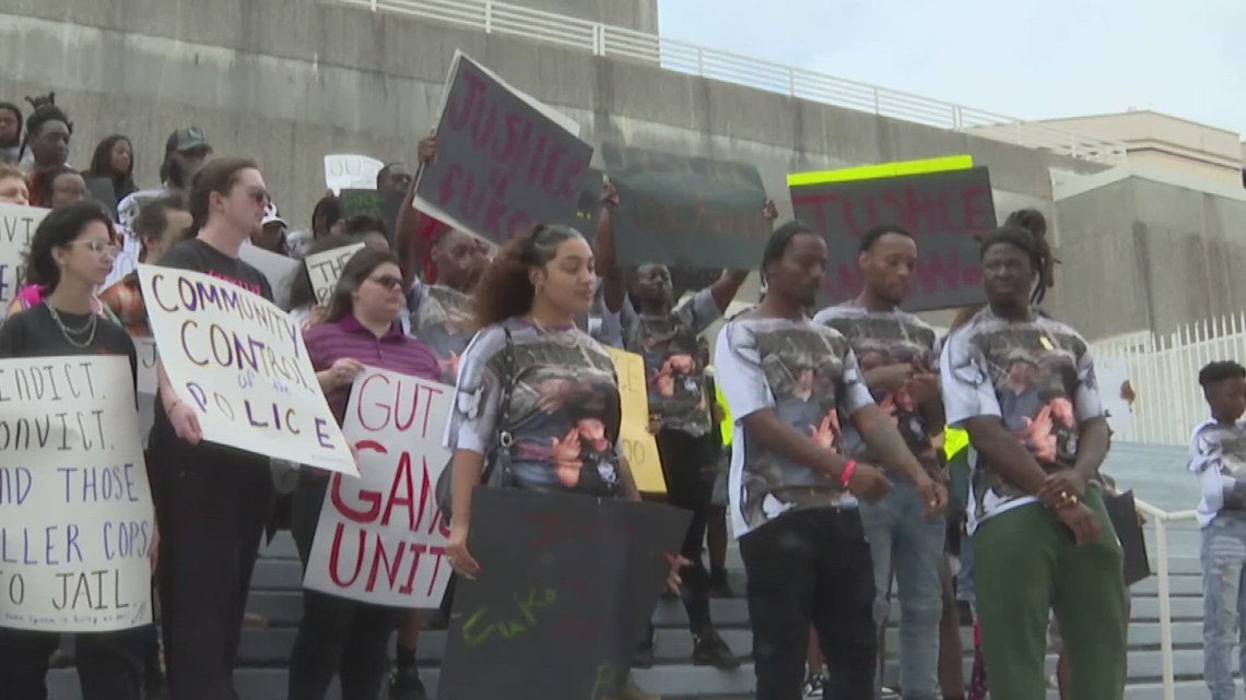 Family of Jacksonville man shot, killed by JSO officer call for justice