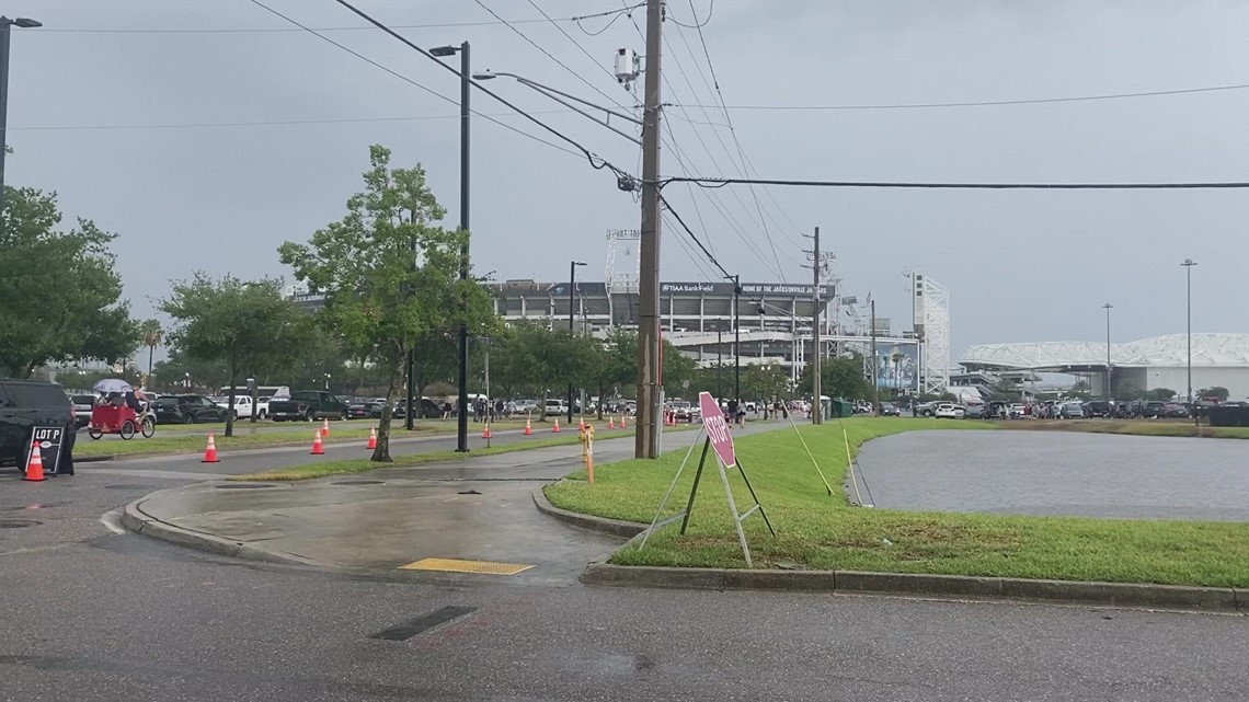 Rain not sugar pours at TIAA Bank Field as The Stadium Tour starts with  splash