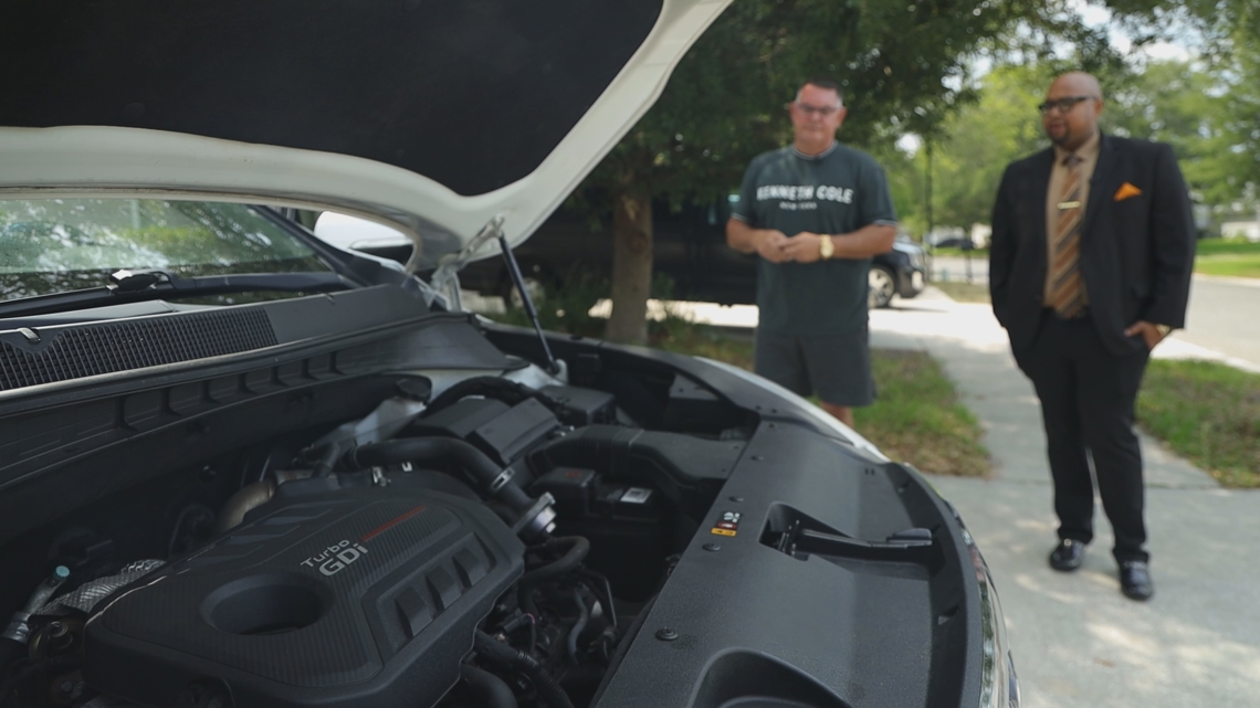 'It smells like it’s on fire': Clay County couple says Carvana sold them two troubled SUVs