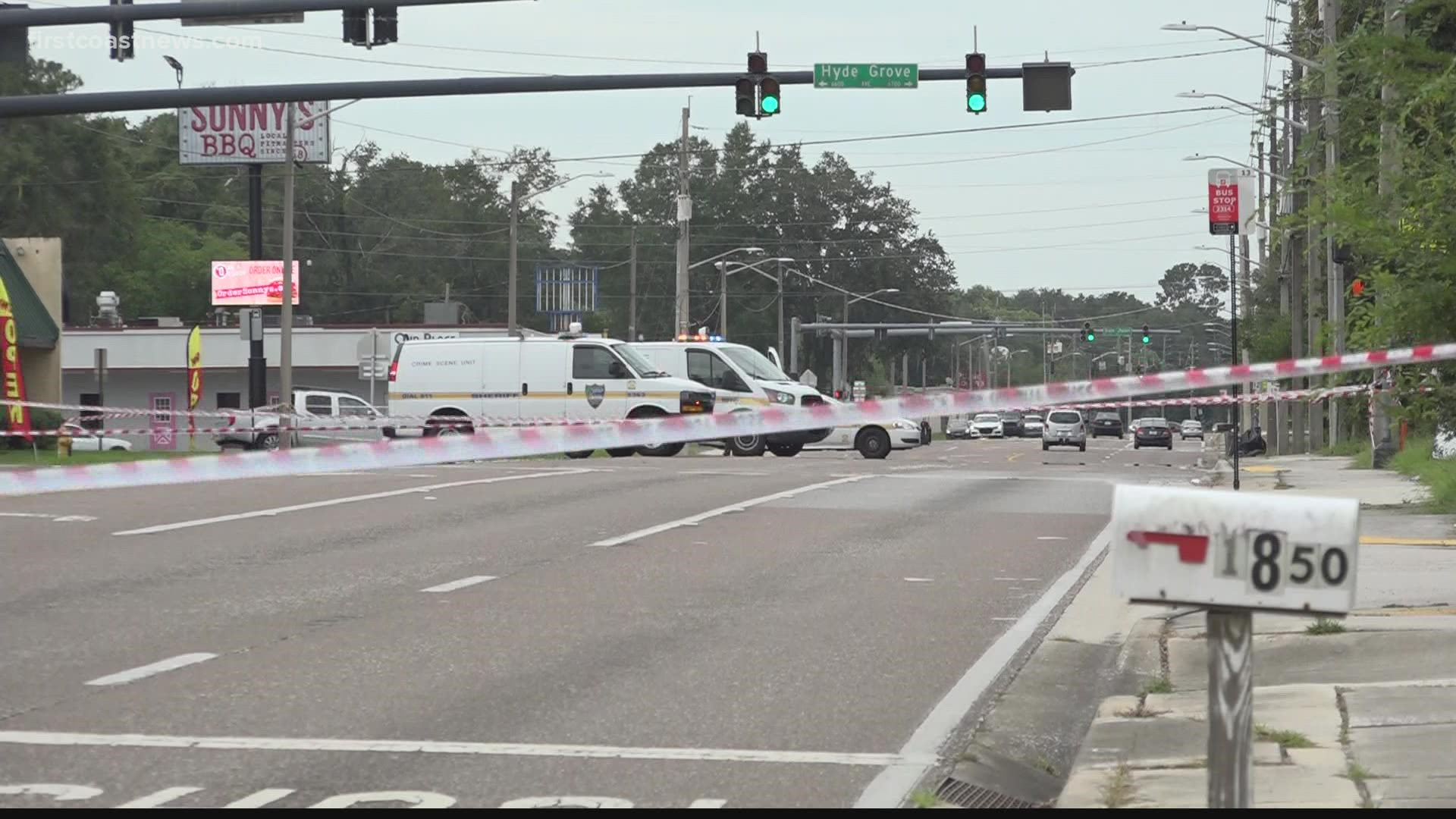 Man shot to death after fight at Jacksonville liquor store