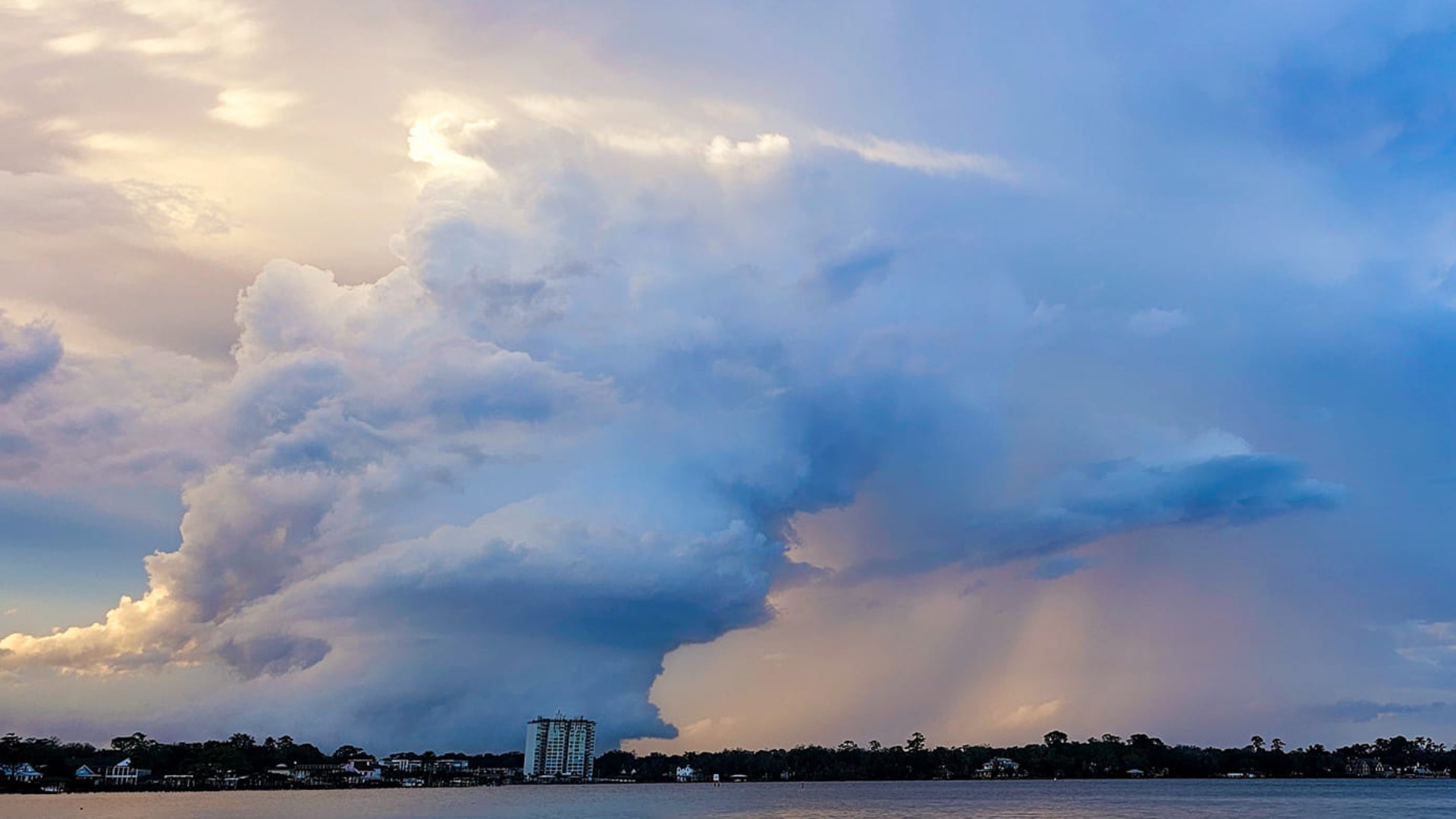 Possible tornado captured during severe weather in Jacksonville
