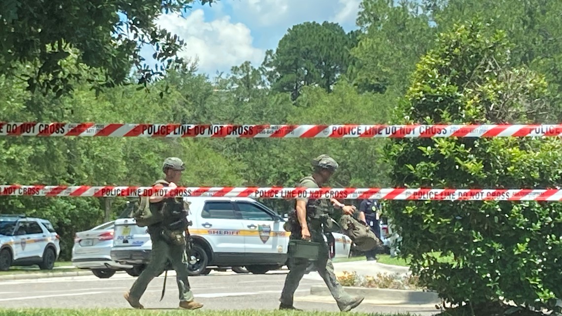 Police presence reported at Windsor Falls Condos in Jacksonville, residents say they were warned of active shooter - Vimarsana News
