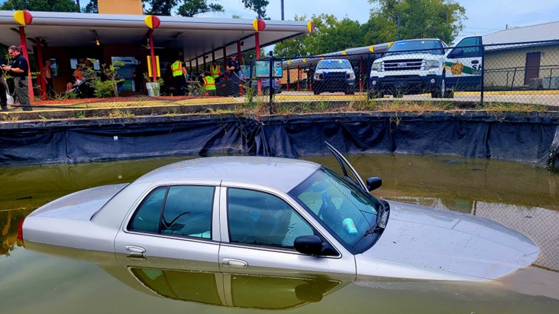 Women safe after crashing car into Sonic retention pond - Vimarsana News