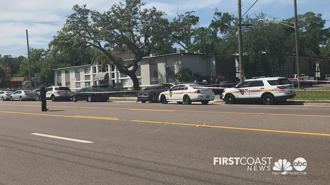 2 killed, 1 injured in Hyde Park apartment shooting