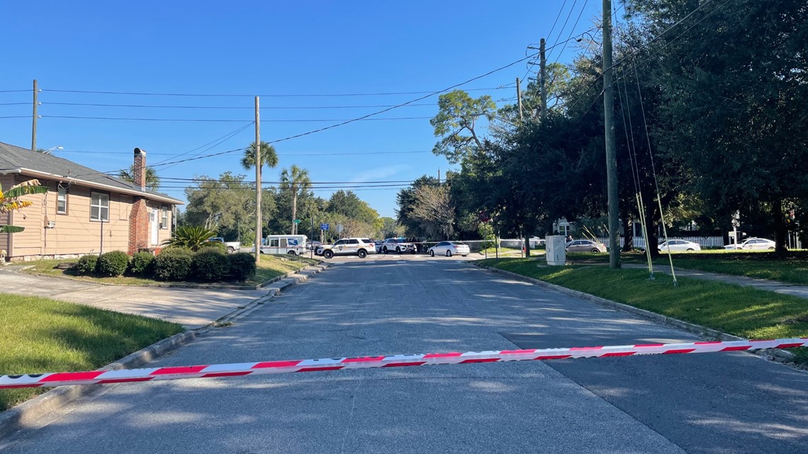 Police: Man who tried to enter school with ax identified - Vimarsana News