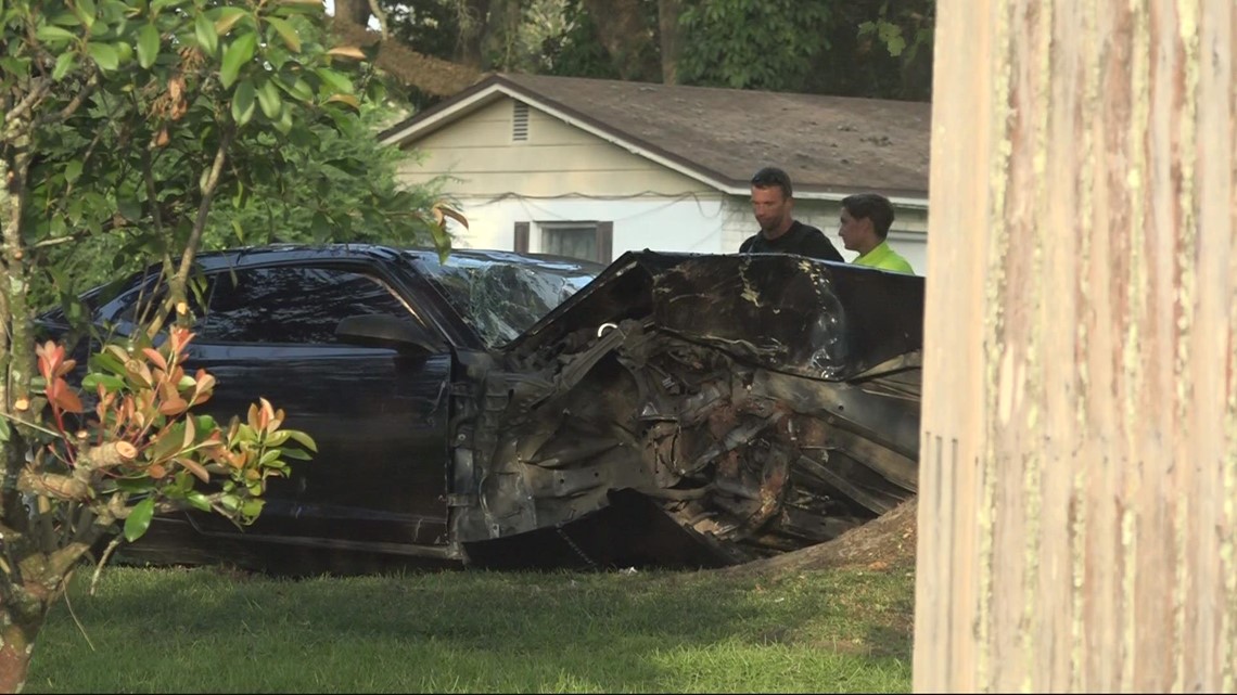 JSO: Driver hits tree, dies during high-speed chase with police officer