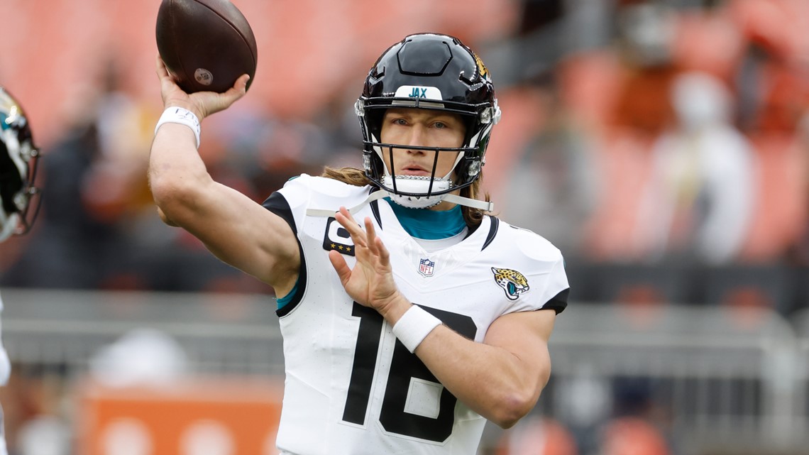 Jaguars' Trevor Lawrence warms up, starts vs. Browns with ankle injury