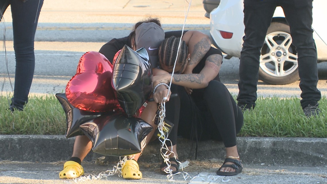 Family holds vigil for Jacksonville 21-year-old Jamarion Barnes - Vimarsana News